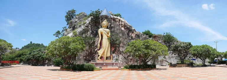 พระพุทธรูปยืนหน้าผาเทือกเขางู (ปี 2560)