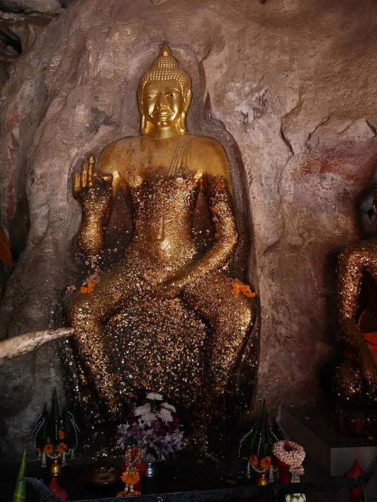 พระพุทธรูปในถ้ำเทือกเขางู (ปี 2560)