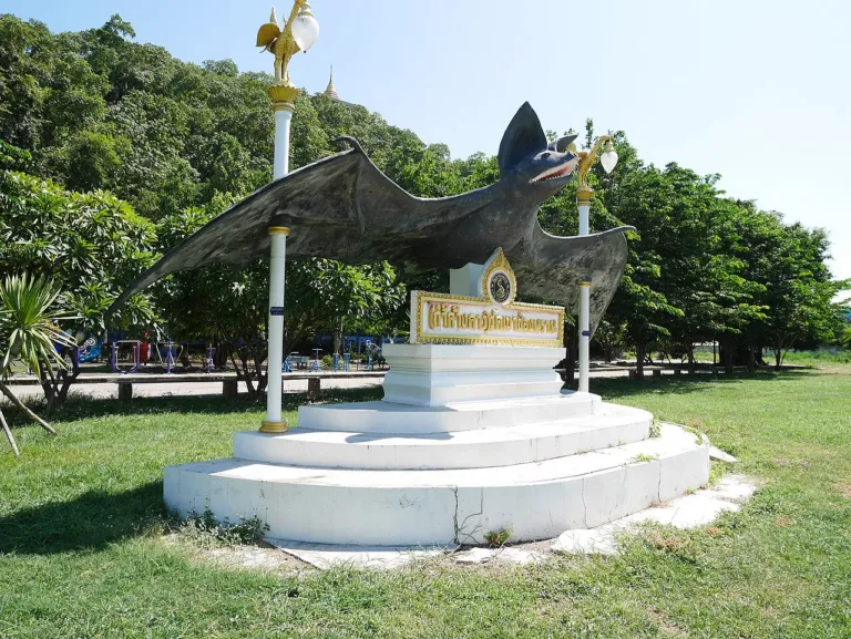 รูปปั้นค้างคาวที่วัดเขาช่องพราน (ปี 2560)
