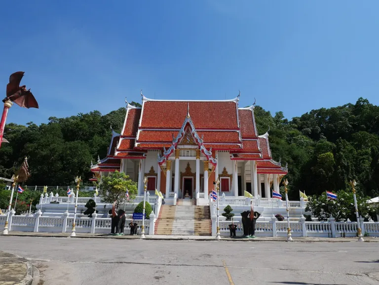 อุโบสถวัดเขาช่องพรานกับแนวเขา (ปี 2560)