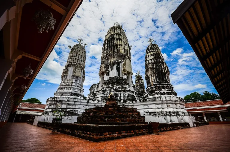 พระปรางค์ศิลาแลงมองจากระเบียงคด (ปี 2558)
