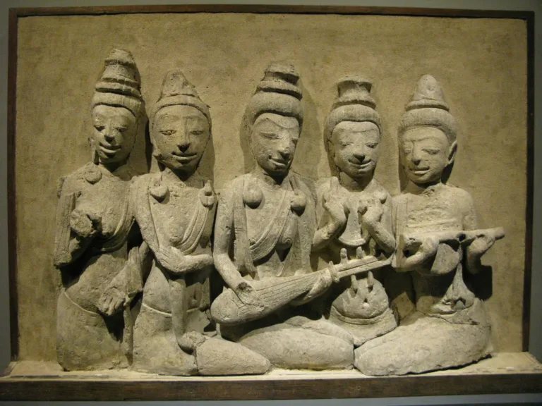ภาพปูนปั้นนักดนตรีคูบัว ราว พ.ศ. 1193–1243 (ปี 2564)
