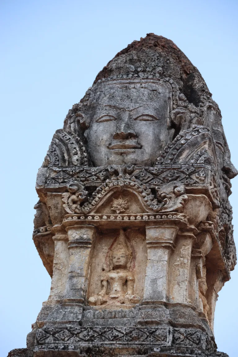 ใบหน้าประดับซุ้มประตู