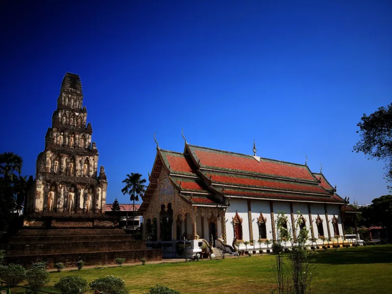 กู่กุดกับอาคารในวัด