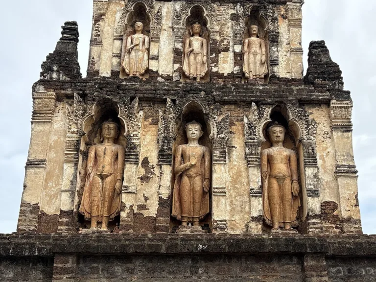 พระพุทธรูปยืนในซุ้มจระนำของเจดีย์กู่กุด