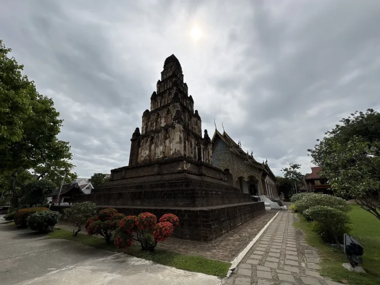 กู่กุดจากทางเดิน