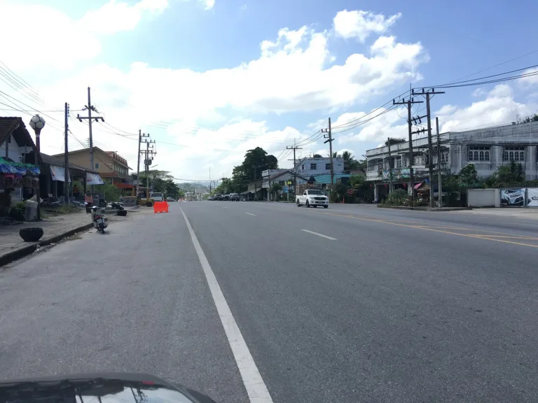 ถนนสายปัตตานี–ยะลา ที่ตำบลนาประดู่ ทางเข้าวัด