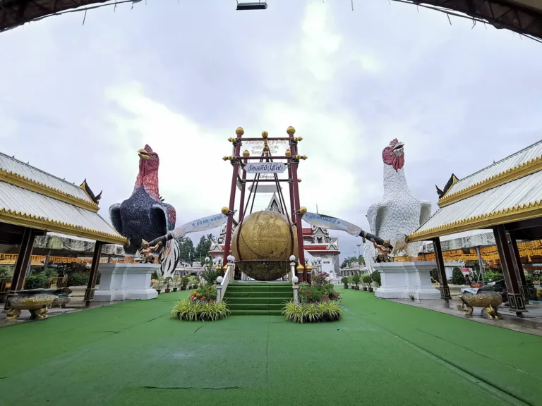 รูปปั้นไก่ชนขนาดใหญ่หน้าลานวัดเจดีย์