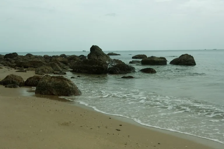 โขดหินริมทะเลสิชล