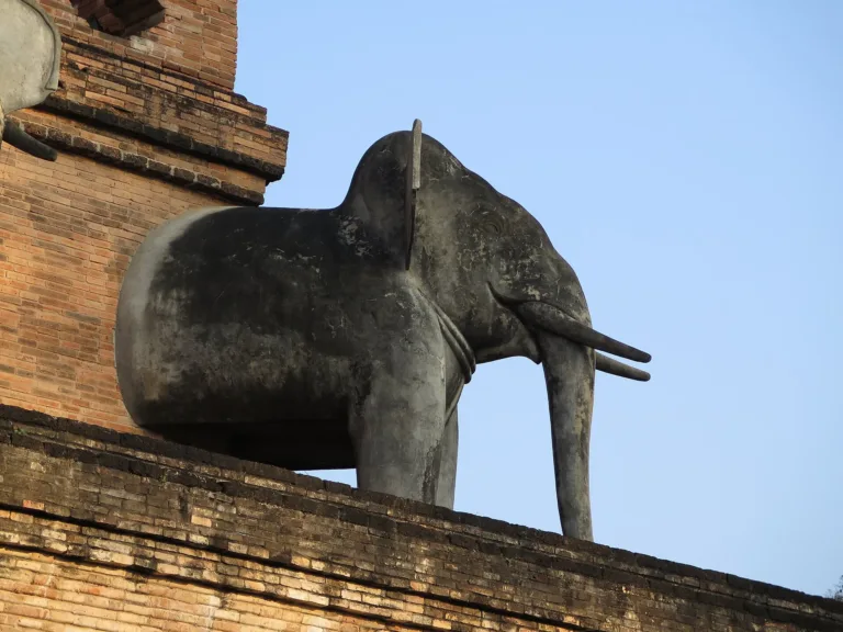 ช้างปูนปั้นค้ำฐานเจดีย์
