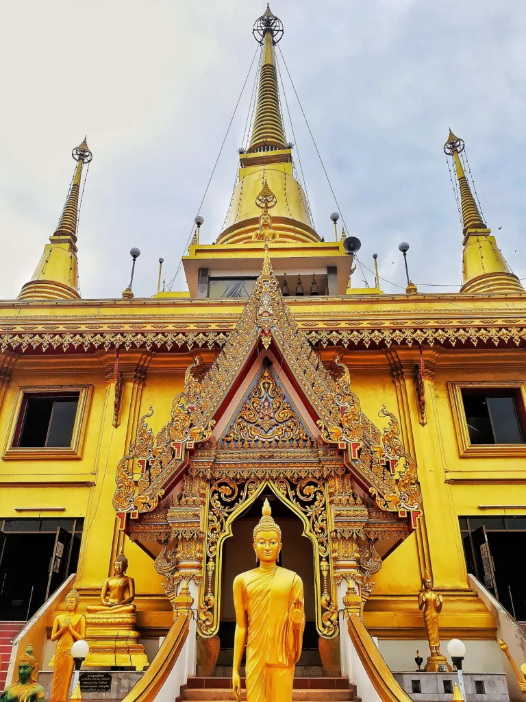 ลวดลายสีทองของพระจุฬามณีเจดีย์ (ปี 2561)