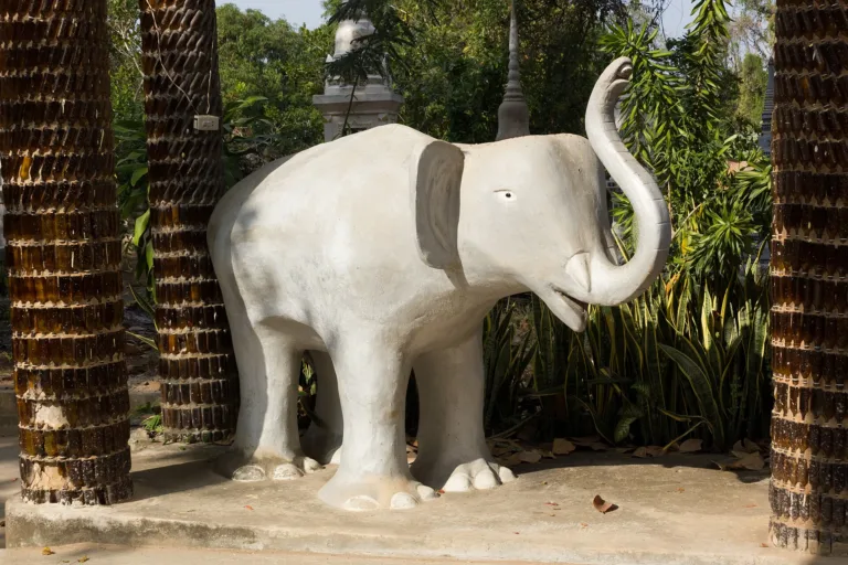 รูปปั้นช้างในวัดล้านขวด (ปี 2560)