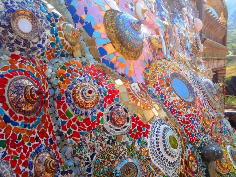 ลวดลายจากเครื่องเบญจรงค์ กระเบื้องสี และลูกแก้ว