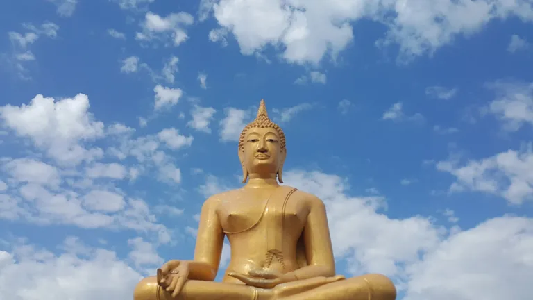 องค์พระจากมุมต่ำ (ปี 2558)