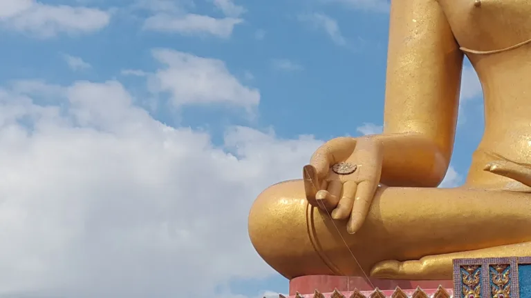 พระหัตถ์ของพระพุทธรูปองค์ใหญ่ (ปี 2558)