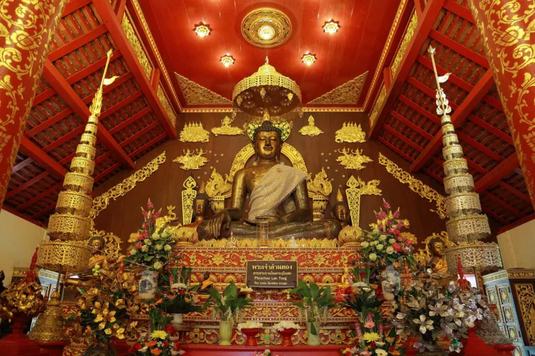 พระพุทธรูปในอาคารของวัด