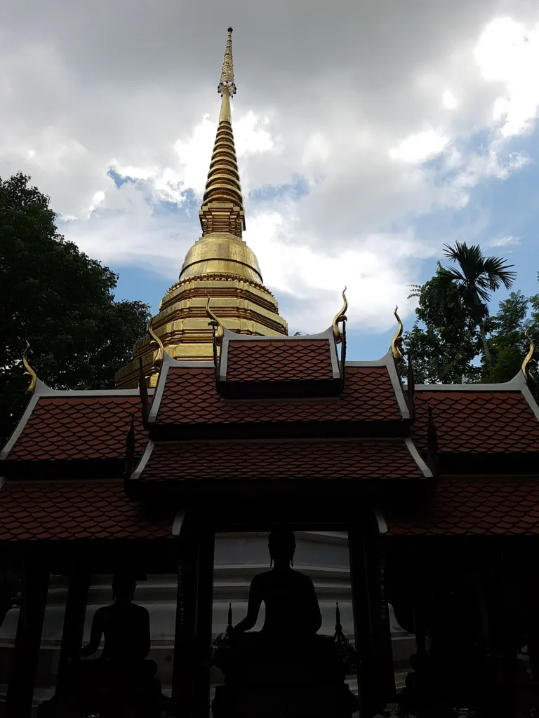เจดีย์และหลังคาวิหาร