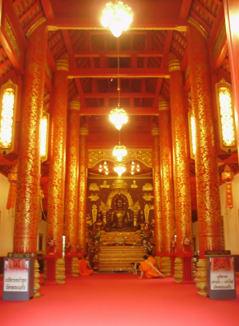 บรรยากาศภายในอาคารของวัด