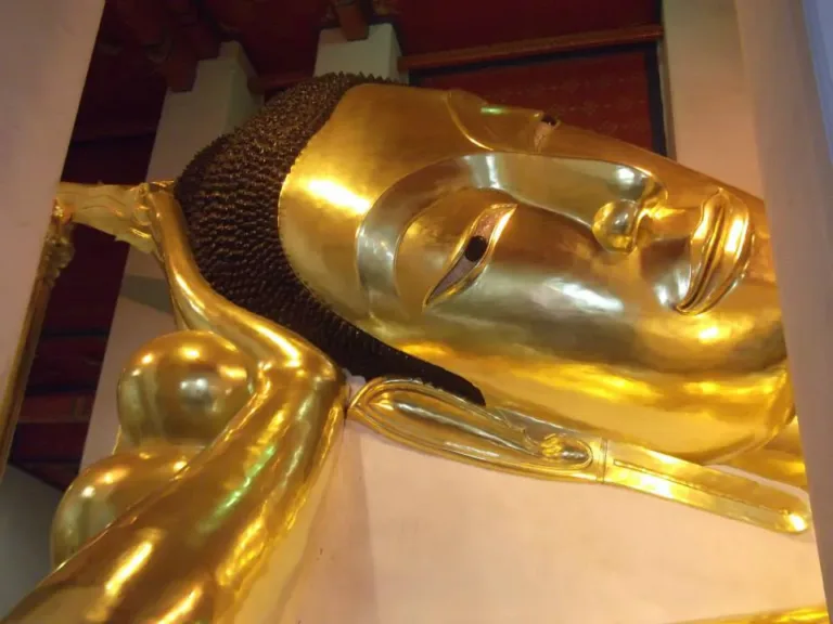 พระพักตร์พระนอน
