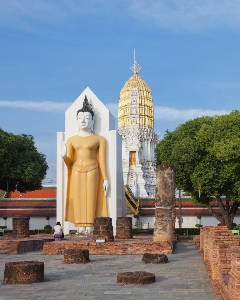 พระพุทธรูปยืนขนาดใหญ่ในเขตวัดพระศรีรัตนมหาธาตุ