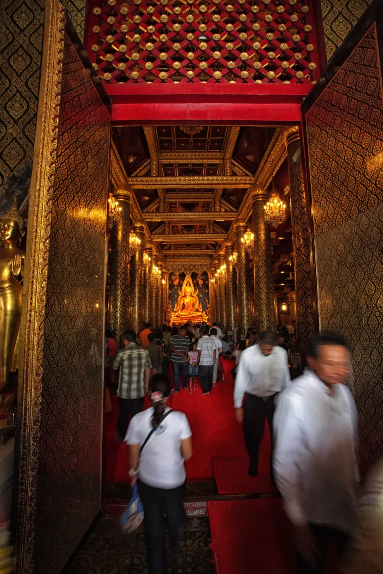 ผู้คนกราบสักการะพระพุทธชินราชในพระวิหาร