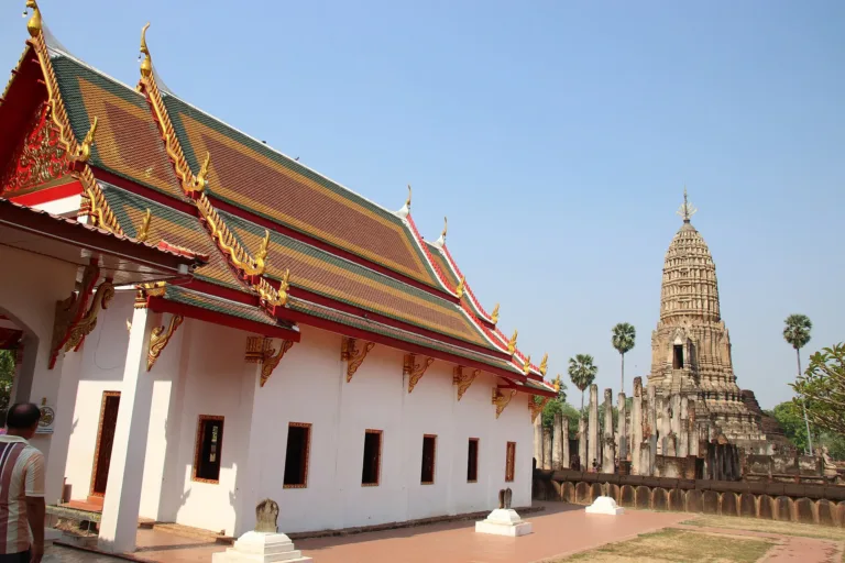 พระวิหารและพระปรางค์ประธาน วัดพระศรีรัตนมหาธาตุ พิษณุโลก