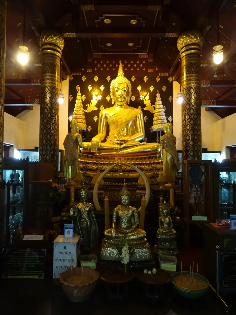 พระพุทธชินสีห์ (องค์จำลอง) ในพระวิหารทิศเหนือ