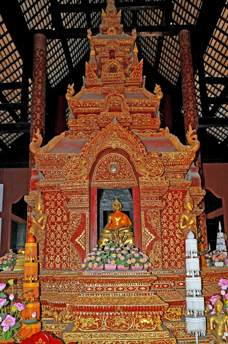 ซุ้มกู่ลายคำภายในวิหารลายคำ
