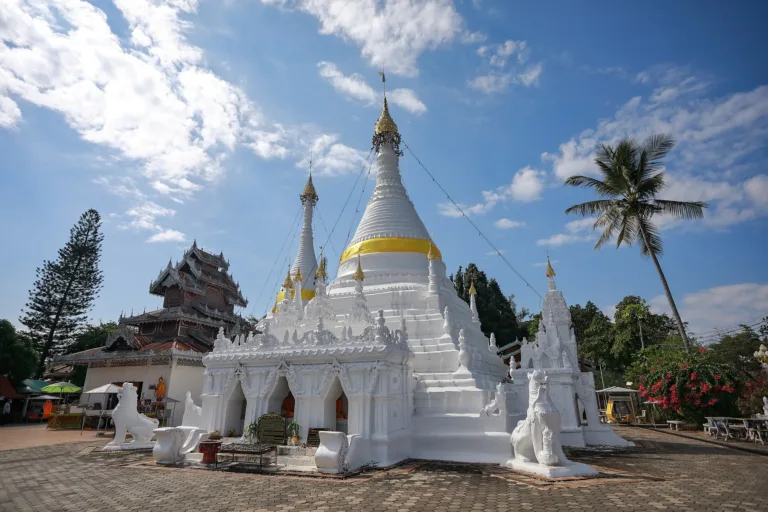 พระธาตุคู่สีขาว