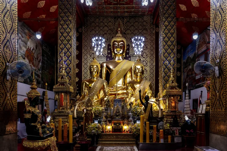 พระพุทธรูปในวิหาร