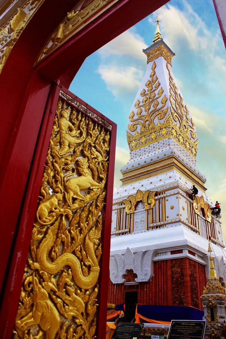 ซุ้มประตูไม้แกะสลักปิดทองกับองค์พระธาตุ (ปี 2557)