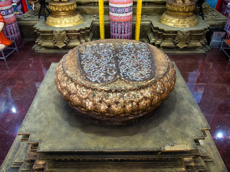 รอยพระพุทธบาทคู่