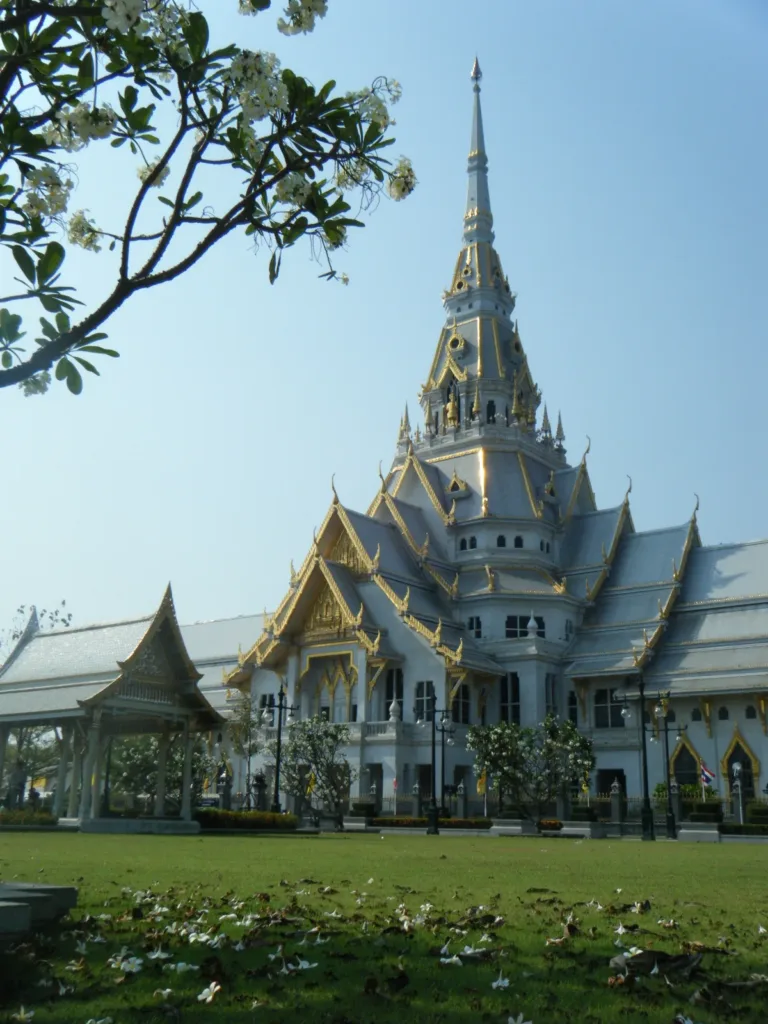 พระอุโบสถวัดโสธรท่ามกลางสวนหย่อม