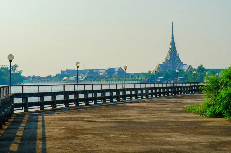 ทิวทัศน์วัดโสธรจากริมแม่น้ำบางปะกง