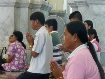 ผู้ศรัทธากราบไหว้ในวัดโสธร