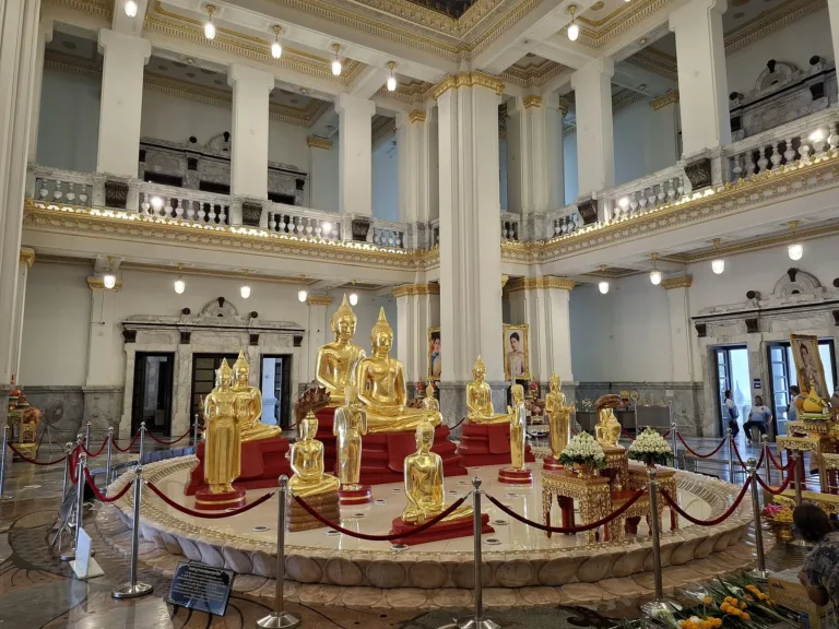 ภายในพระอุโบสถ หลวงพ่อโสธรและพระบริวาร