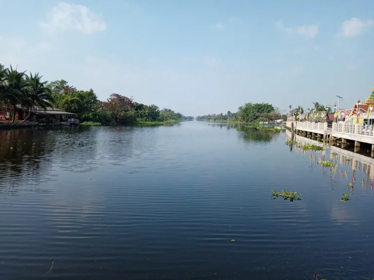 คลองดำเนินสะดวกช่วงอำเภอกระทุ่มแบน อำเภอเดียวกับวัดท่าไม้ (ภาพบรรยากาศพื้นที่ ไม่ใช่ตัววัด)