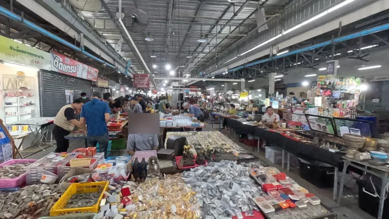 ภาพประกอบ: ตลาดพระเครื่องในประเทศไทย (ไม่ใช่ที่วัดท่าไม้)