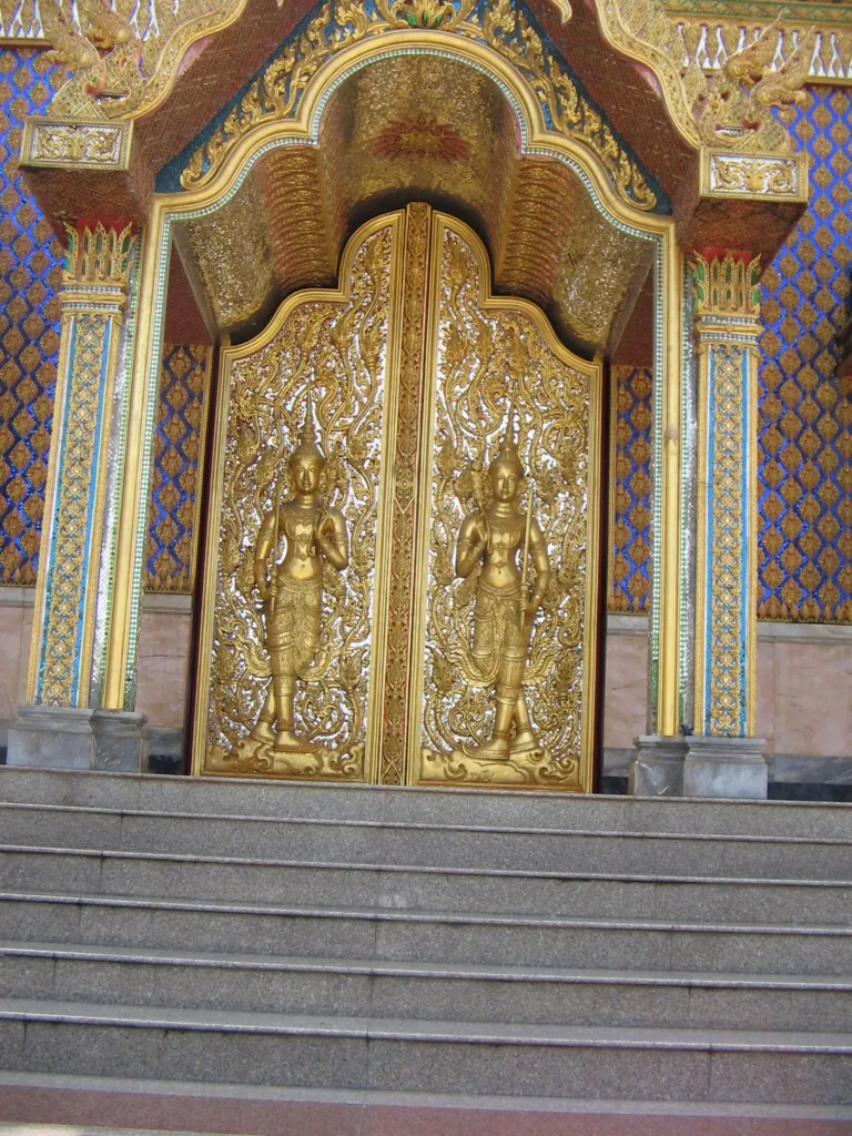 บานประตูแกะสลักปิดทอง (ปี 2552)