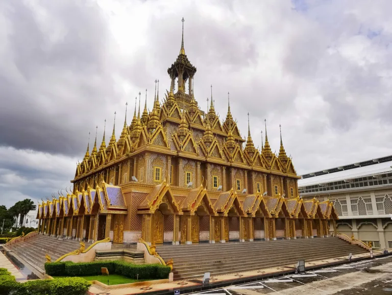 ปราสาททองคำมองจากด้านข้าง (ปี 2565)