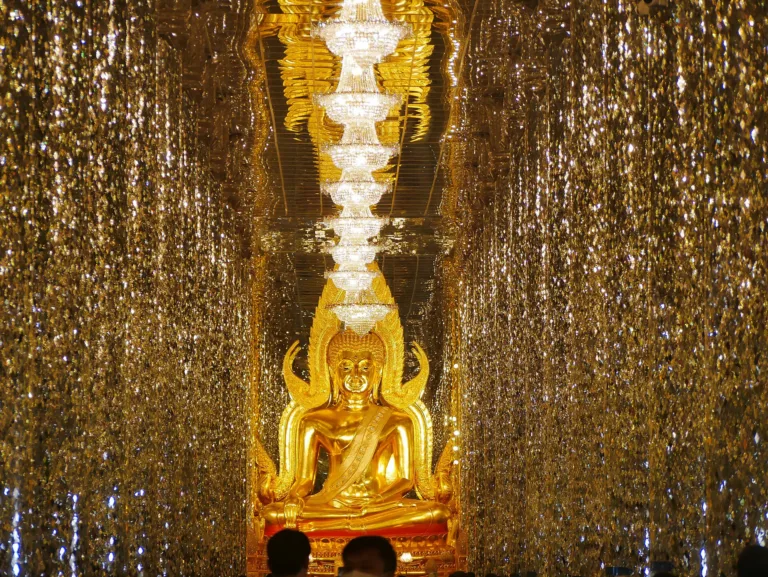 ภายในวิหารแก้ว