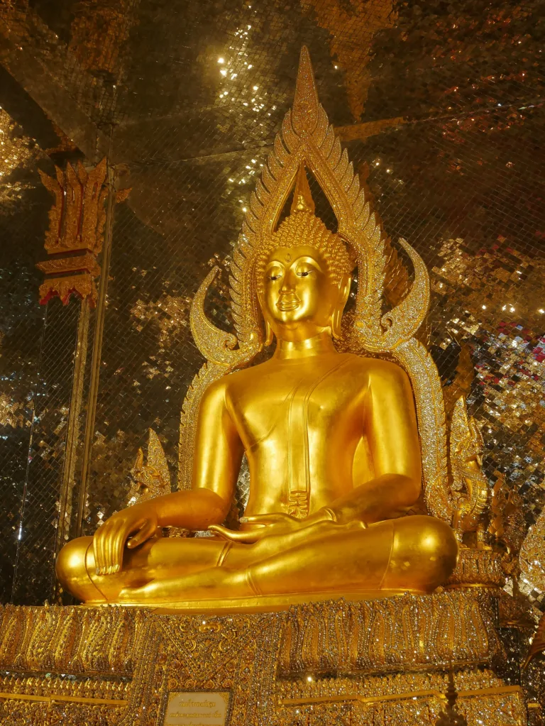 พระพุทธรูปทองในวิหาร (ปี 2565)