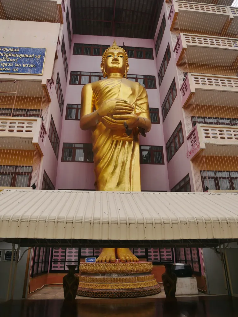 รูปปั้นพระสงฆ์บนอาคาร (ปี 2565)