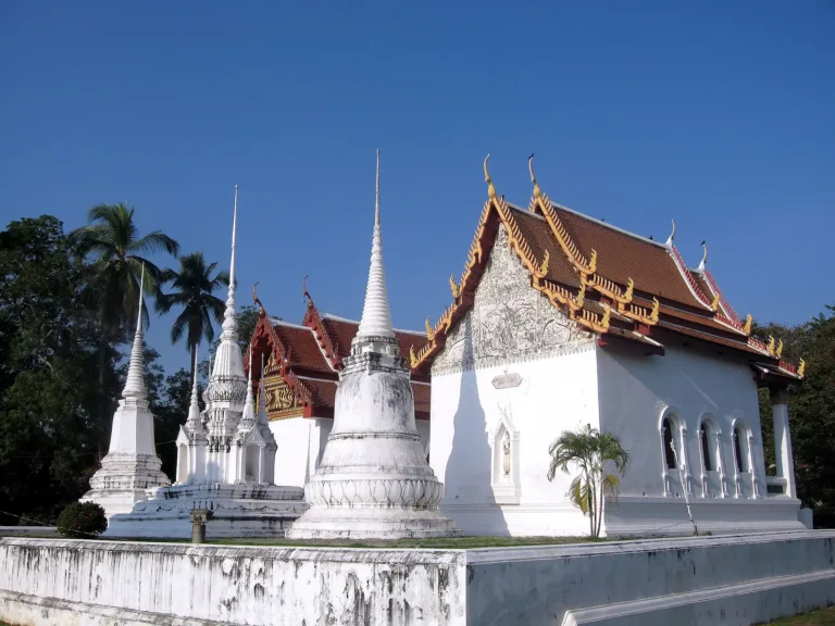 อุโบสถและเจดีย์ขาว