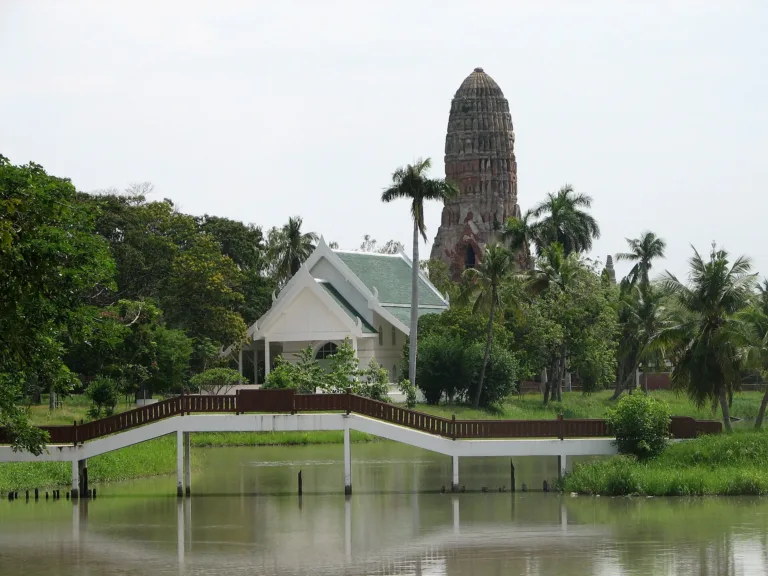 สระน้ำและภูมิทัศน์ในวัดใหญ่ชัยมงคล